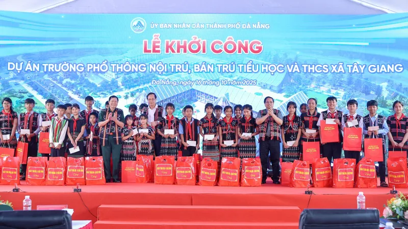 Thủ tướng Phạm Minh Chính trồng cây lưu niệm tại Trường phổ thông nội trú, bán trú Tiểu học và THCS xã Tây Giang, thành phố Đà Nẵng