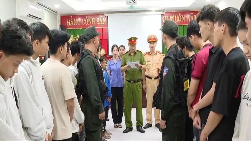 Cơ quan công an đọc lệnh khởi tố các đối tượng