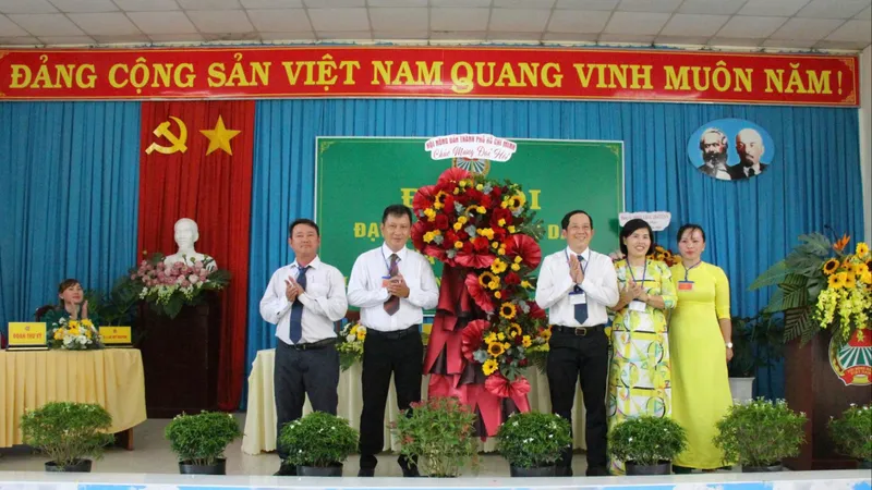 Đồng chí Trần Văn Mảng (thứ ba từ phải qua), Phó Chủ tịch Hội Nông dân TPHCM tặng hoa chúc mừng đại hội