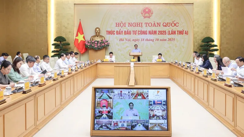 Thủ tướng Phạm Minh Chính chủ trì và phát biểu tại Hội nghị toàn quốc thúc đẩy đầu tư công năm 2025, sáng 18-10. Ảnh: VIẾT CHUNG
