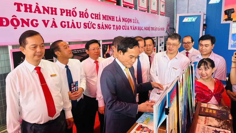 Trao tặng Không gian “Cây tri thức” và 126.000 quyển sách đến Học viện Cán bộ TPHCM