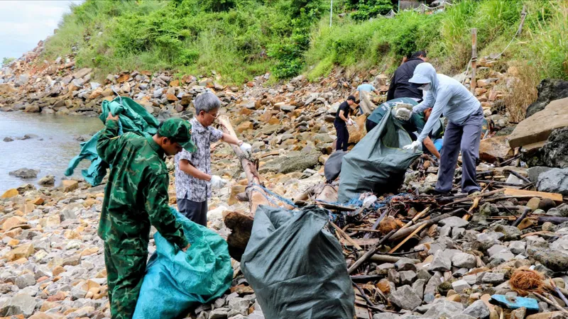 Chung tay làm sạch bãi biển tại Côn Đảo