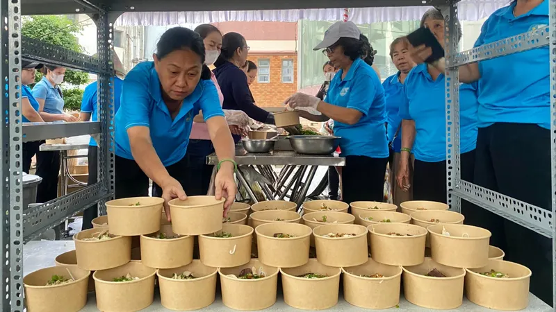 Ấm lòng chương trình “San sẻ yêu thương - Nghĩa tình Đất Thủ”