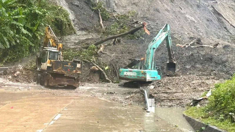 Khuyến cáo người dân tạm thời chưa lưu thông qua đèo Lò Xo do sạt lở