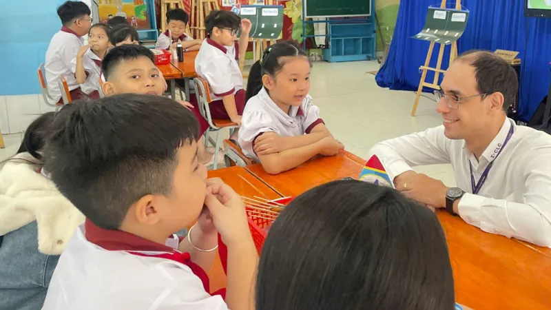 Bộ GD-ĐT đề nghị triển khai dạy học môn tiếng Anh bắt buộc từ lớp 1