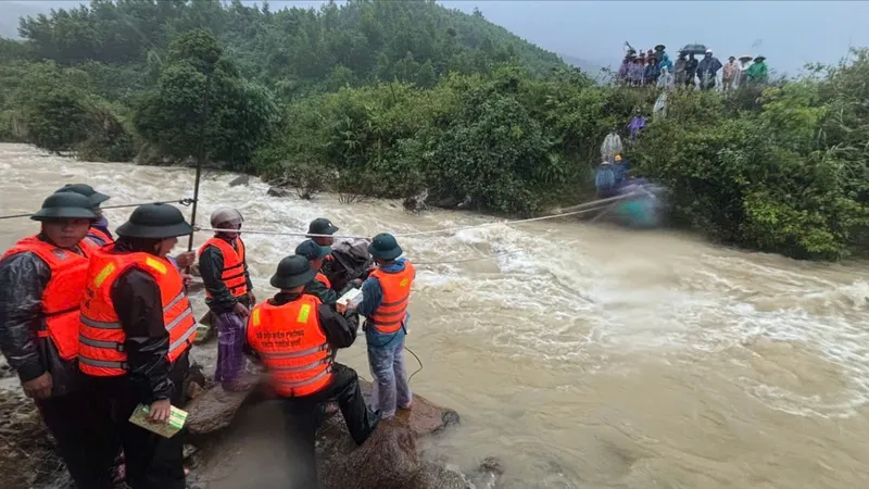 Đồn Biên phòng cửa khẩu Hồng Vân sử dụng dây thừng tiếp tế đồ ăn cho 107 người dân Ta Lo A Hố cô lập