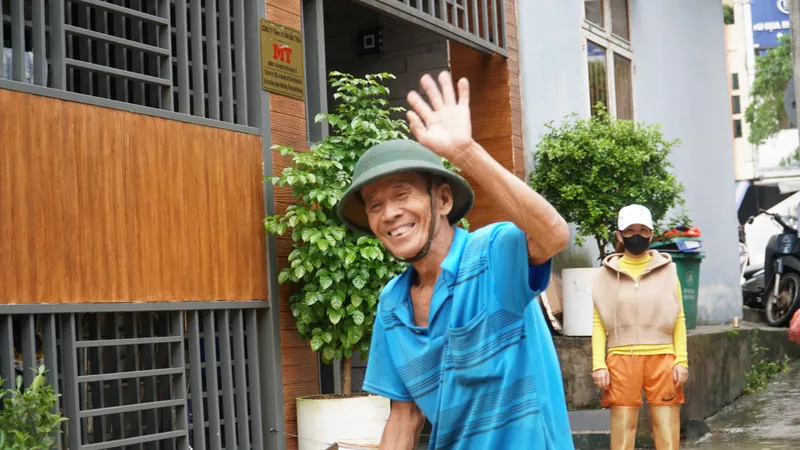 Nhiều khu dân cư ở Đà Nẵng ngập sâu, thuyền ghe nối đuôi giữa phố 