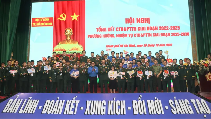 Lực lượng vũ trang TPHCM kết nạp hơn 300 đảng viên mới