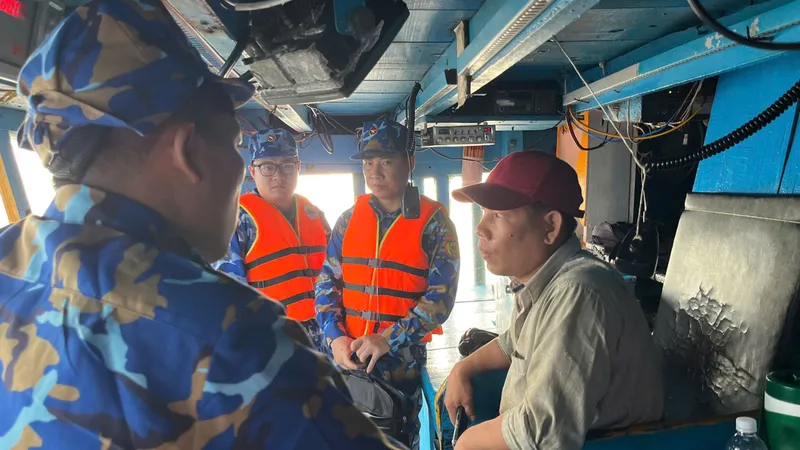 Lực lượng chức năng kiểm tra một tàu cá hoạt động trên vùng biển phía Nam