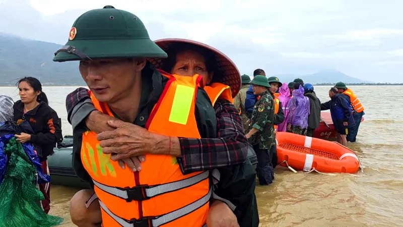 Nghĩa đồng bào trong lũ dữ
