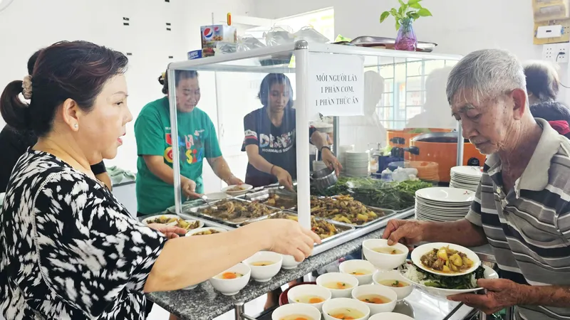 Ấm lòng bữa cơm trưa 0 đồng