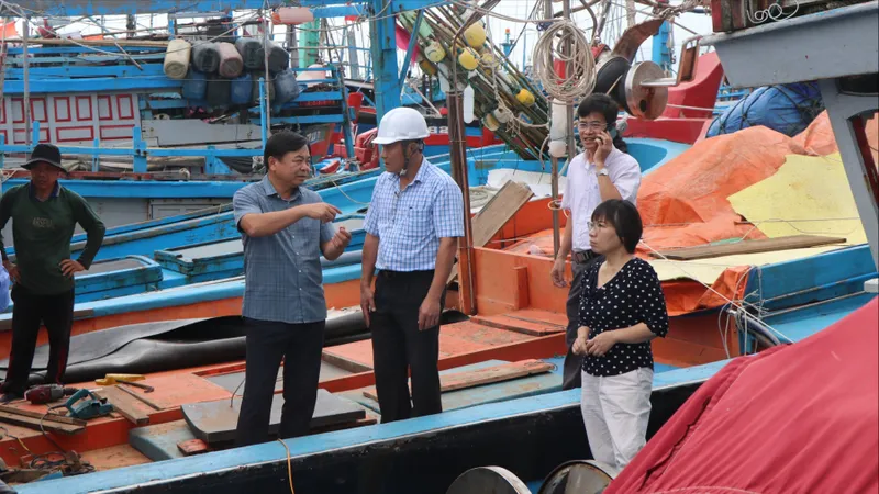 Thứ trưởng Bộ NN-MT Nguyễn Hoàng Hiệp kiểm tra công tác ứng phó bão số 13 tại Quảng Ngãi