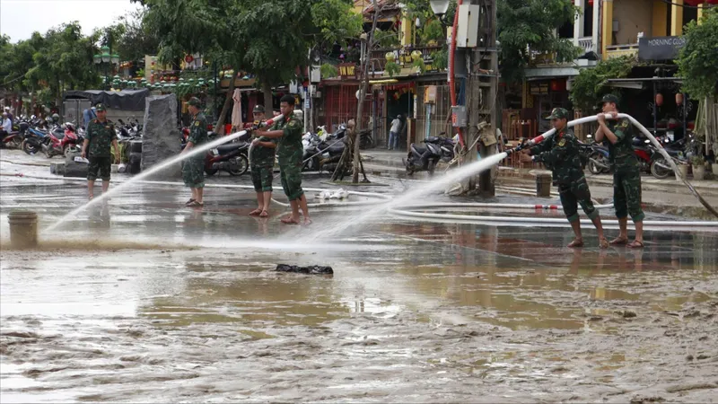 Hàng trăm cán bộ, chiến sĩ được huy động hỗ trợ người dân Hội An khắc phục hậu quả mưa lũ