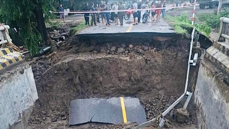 Gia Lai: Sập đường dẫn vào cầu, chia cắt đường Trường Sơn Đông 
