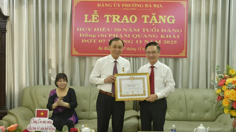 Lãnh đạo Thành ủy TPHCM trao Huy hiệu Đảng đến đảng viên