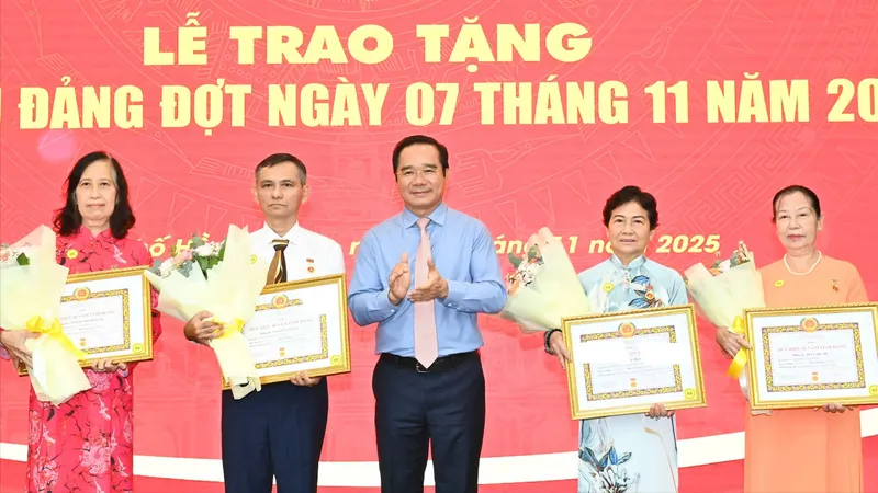 Đồng chí Nguyễn Văn Được trao Huy hiệu Đảng đến đảng viên