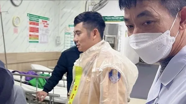 Cảnh sát giao thông mở đường đưa bệnh nhân đột quỵ đi cấp cứu lúc tan tầm