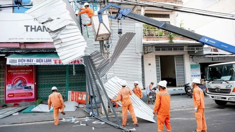EVN huy động 1.300 người khắc phục lưới điện sau bão số 13