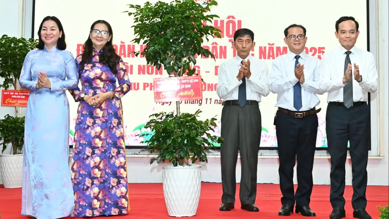 Bí thư Thành ủy TPHCM Trần Lưu Quang dự Ngày hội đại đoàn kết toàn dân tộc khu phố 5, phường Bình Thạnh