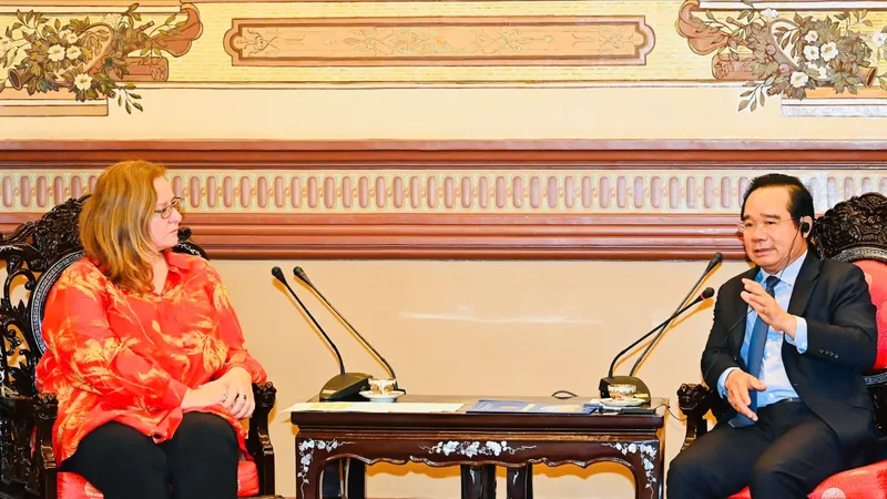 Chủ tịch UBND TPHCM Nguyễn Văn Được tiếp Bộ trưởng Ngoại thương và Phát triển Hà Lan Aukje de Vries. Ảnh: VIỆT DŨNG 