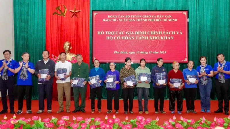 Đoàn công tác TPHCM tặng quà các hộ khó khăn, gia đình chính sách tại Thái Nguyên