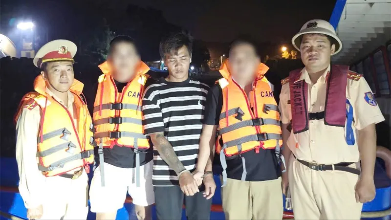Lực lượng công an bắt giữ Nguyễn Văn Lâm khi đang lẩn trốn trên sà lan