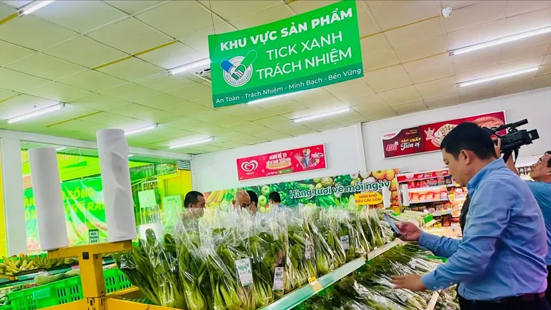 Người tiêu dùng chọn mua rau gắn "Tick xanh trách nhiệm" tại cửa hàng Bách Hóa Xanh 