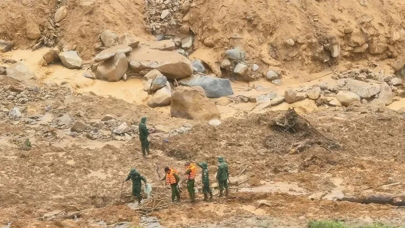 Đà Nẵng: Nhiều tiếng nổ ở khu vực sạt lở, gián đoạn việc tìm kiếm nạn nhân