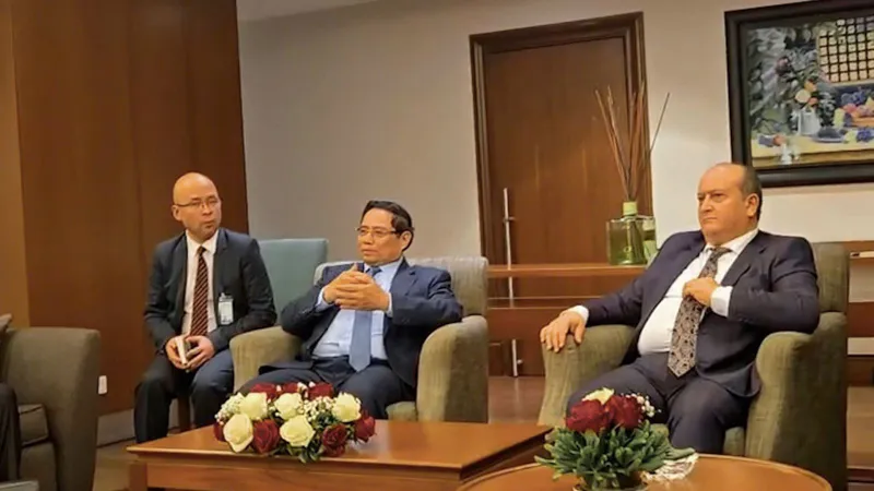 Thủ tướng Phạm Minh Chính và Thủ tướng Algeria làm việc với các doanh nghiệp