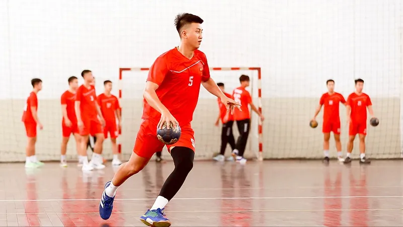 Đội tuyển nam bóng ném trong nhà Việt Nam luyện tập chuẩn bị cho SEA Games 33. Ảnh: DŨNG PHƯƠNG