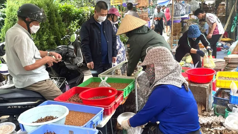 Chợ phiên xưa giữa lòng phố cảng