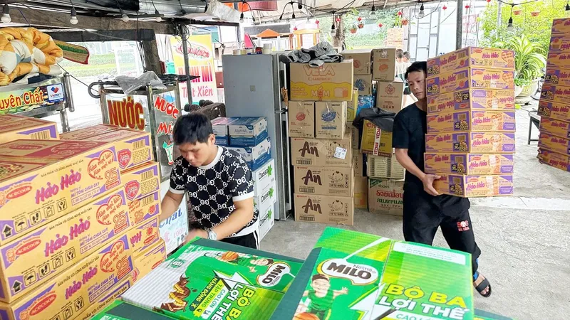 Cùng nhau vượt lũ dữ