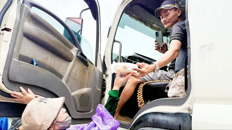 Khẩn trương khôi phục các tuyến giao thông trọng điểm