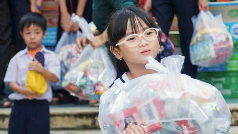 Thành đoàn TPHCM tặng 1.500 suất quà đến học sinh vùng lũ Khánh Hòa