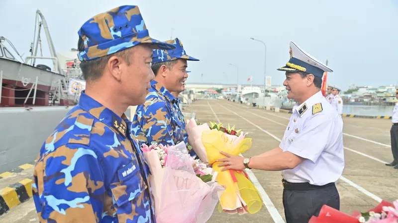 Tư lệnh Vùng 2 tặng hoa chúc mừng Biên đội trưởng và thuyền trưởng 2 tàu 09 và 17