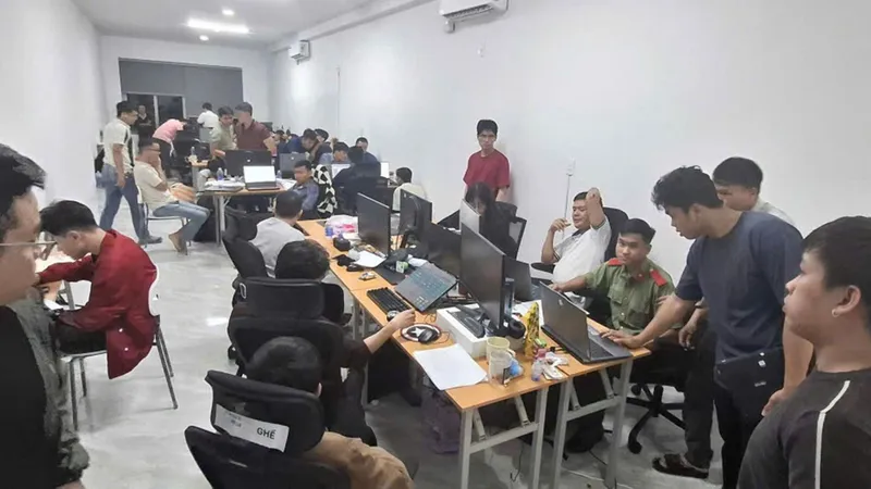 Công an TP Đà Nẵng kiểm tra cơ sở “Penta”, phát hiện 63 đối tượng nghi vấn phạm tội công nghệ cao. Ảnh: CACC