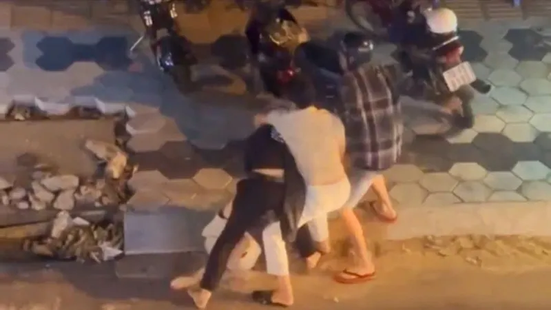 Nhóm người vây đánh 2 nam thanh niên trong đêm