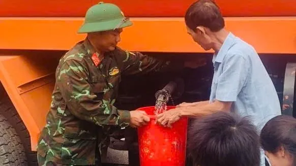 Đắk Lắk: Cung cấp nước sạch cho người dân vùng lũ