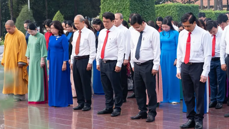 Đại biểu dự Đại hội MTTQ TPHCM dâng hương tưởng niệm Anh hùng liệt sĩ