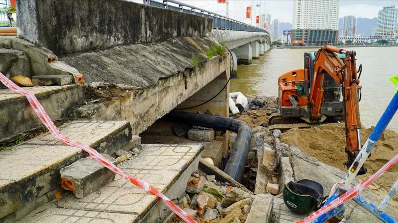 Khánh Hòa: Mố cầu Trần Phú sạt lở nghiêm trọng