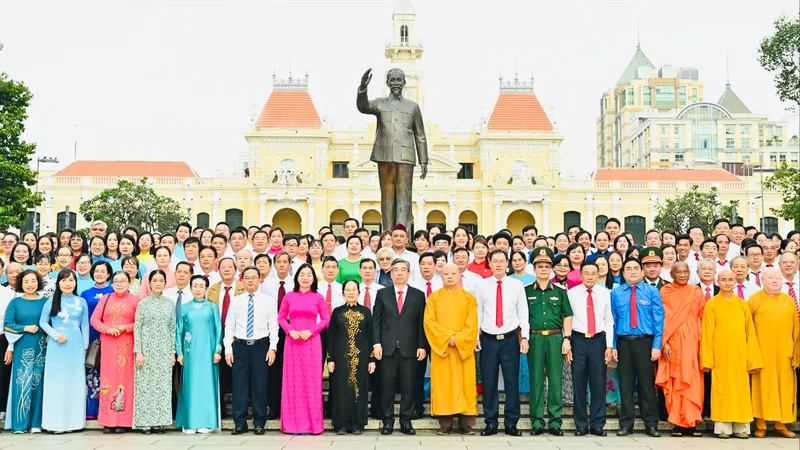 Đoàn đại biểu dự Đại hội MTTQ Việt Nam TPHCM dâng hoa tưởng nhớ Chủ tịch Hồ Chí Minh