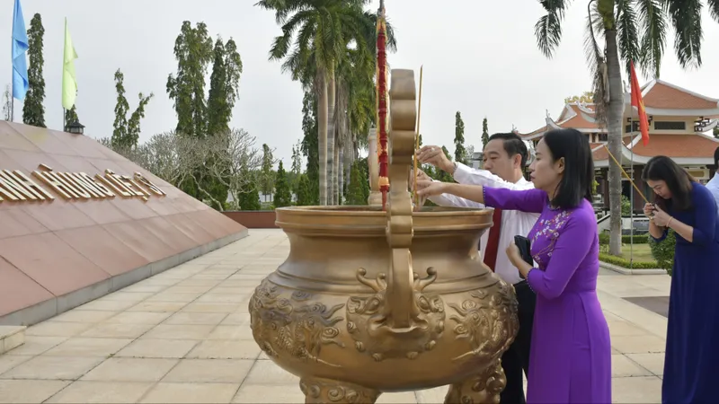 Đoàn đại biểu MTTQ Việt Nam TPHCM viếng Nghĩa trang Liệt sĩ Bà Rịa - Vũng Tàu