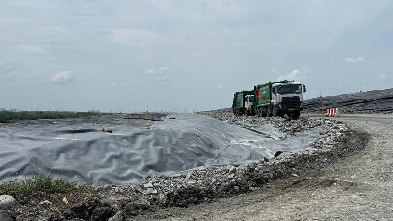 Bãi rác Đa Phước đổi giờ tiếp nhận, TPHCM tìm giải pháp giảm ùn ứ