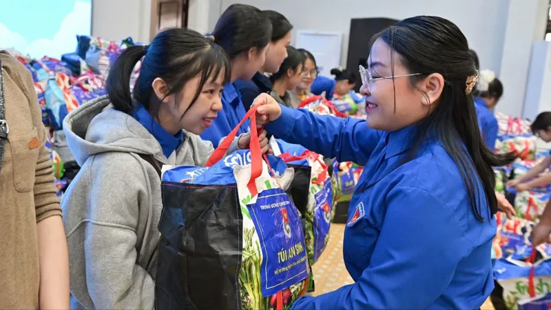 Khánh Hòa: Tiếp sức sinh viên đến trường sau lũ lụt lịch sử