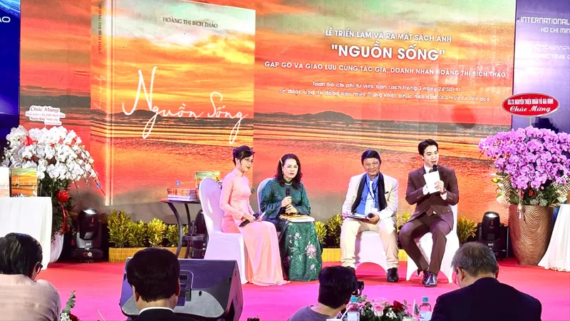 Ra mắt sách ảnh "Nguồn sống"