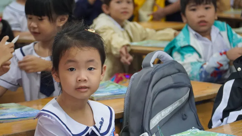 Khánh Hòa: Học sinh vùng lũ đi học trở lại