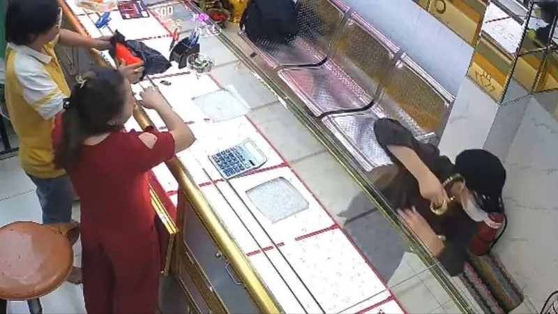 Giả vờ mua vàng rồi cướp giật