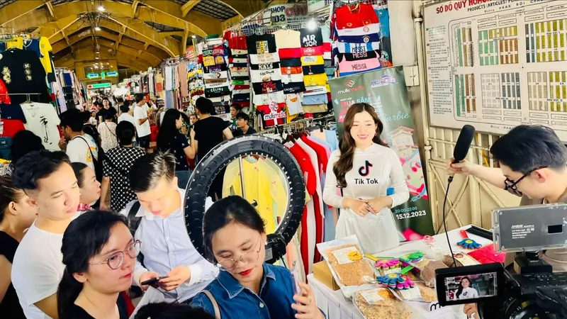 Một phiên livestream bán hàng do TikTok tổ chức tại chợ Bến Thành (TPHCM) vào cuối năm 2023