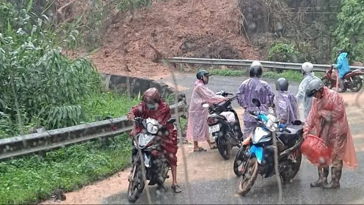 Lâm Đồng: Tạm đóng đèo Sông Pha do sạt lở