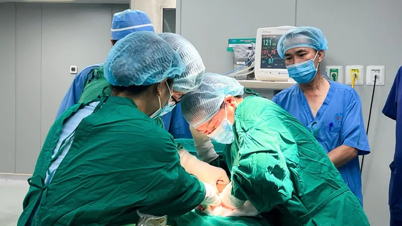 Sản phụ được ghép nối bàn tay đã sinh đôi an toàn